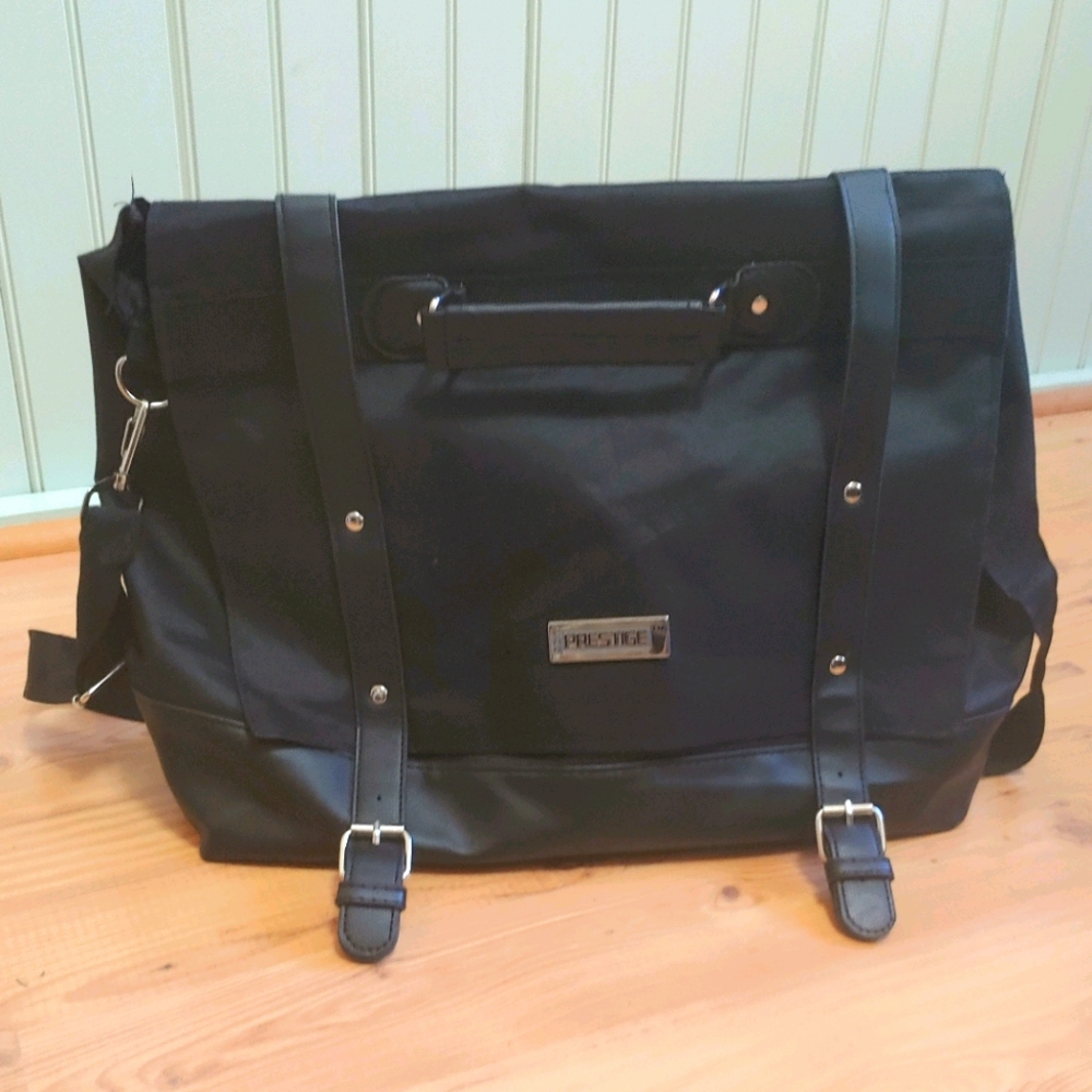 Prestige | NWOT 💼 Black Messenger/Laptop Bag